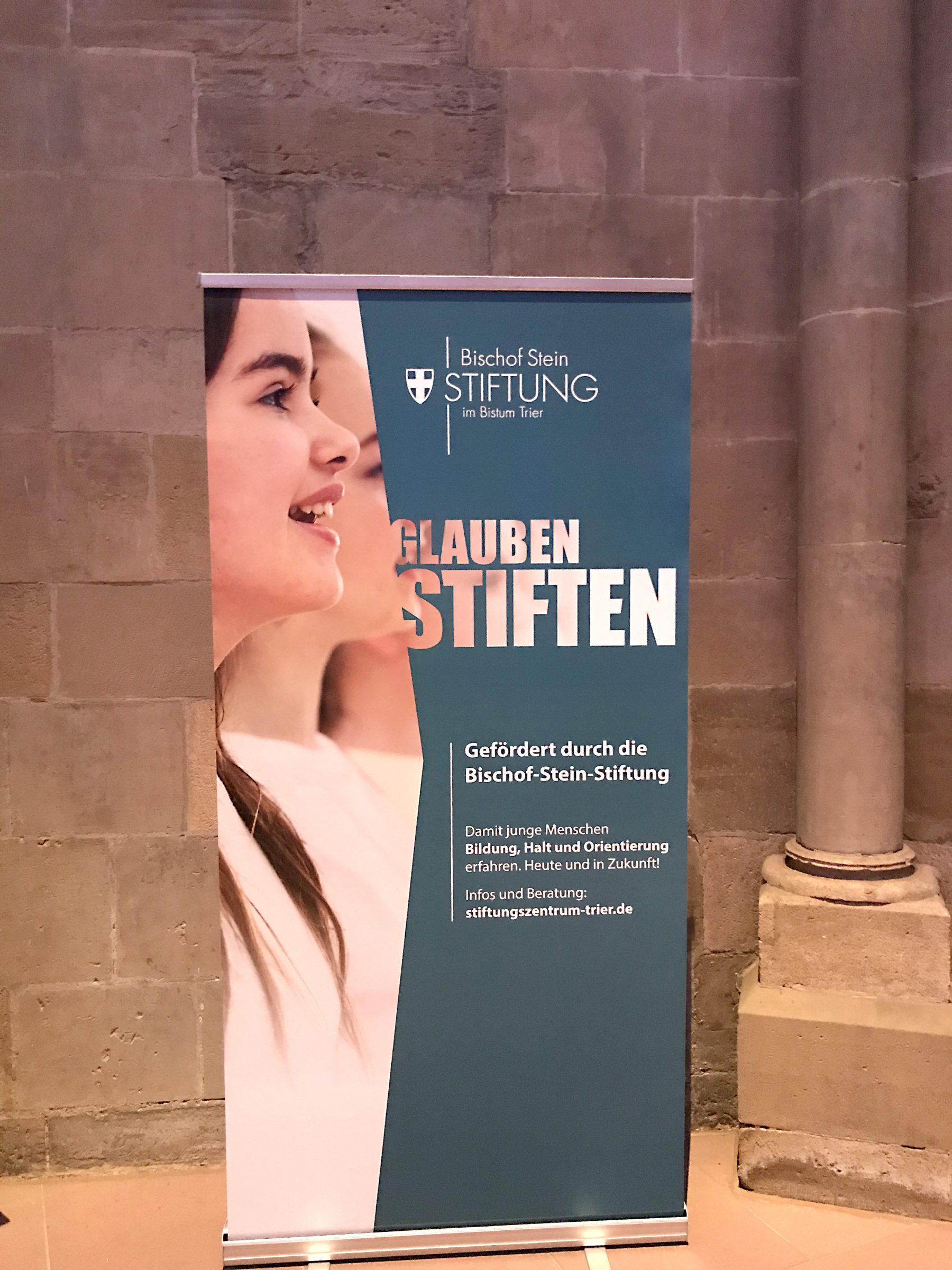 Layout Rollup für das Stiftungszentrum des Bistums Trier.