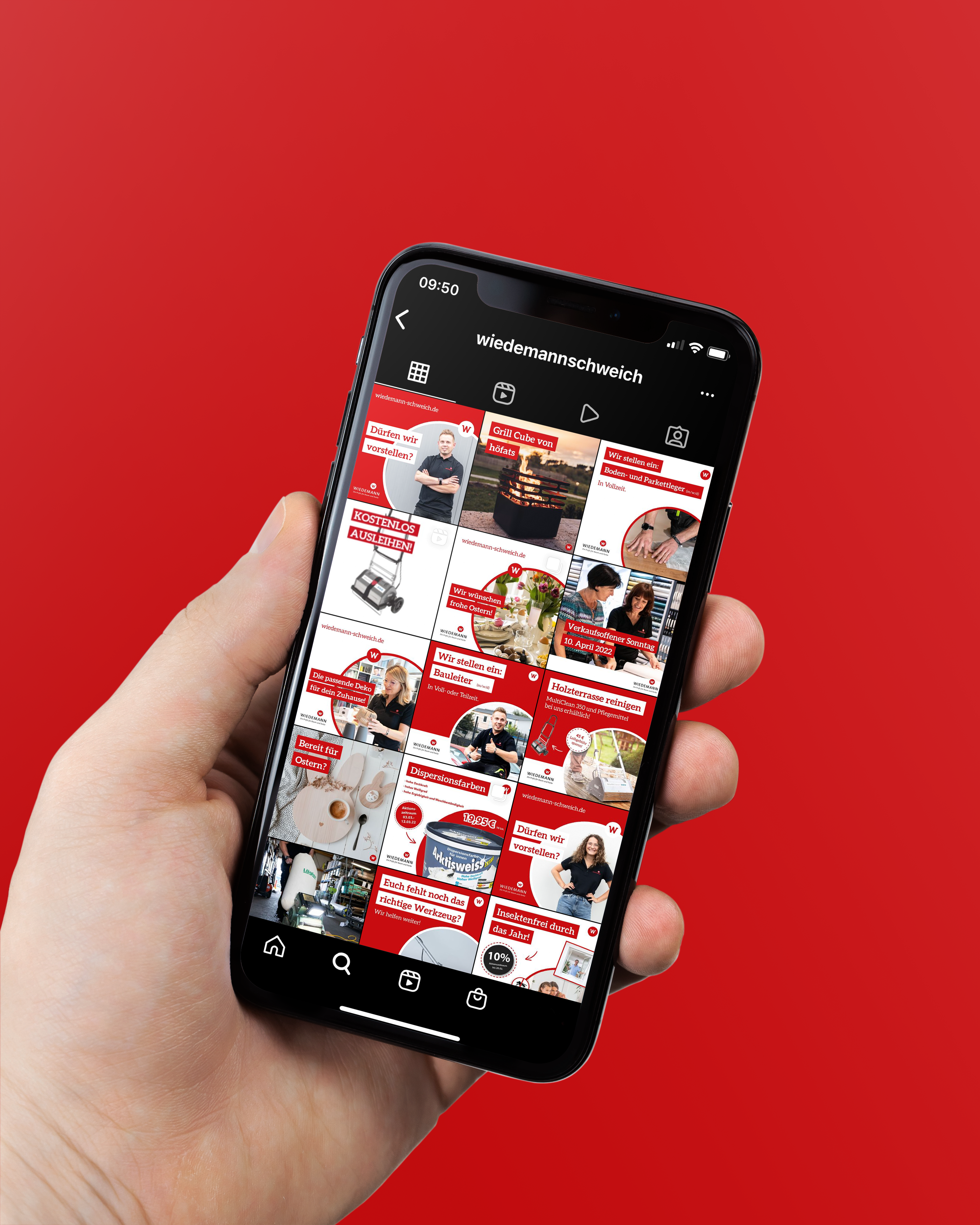 Das Bild zeigt eine Hand, die ein Smartphone festhält, auf welchem man den Instagram-Account der Firma Wiedemann sieht