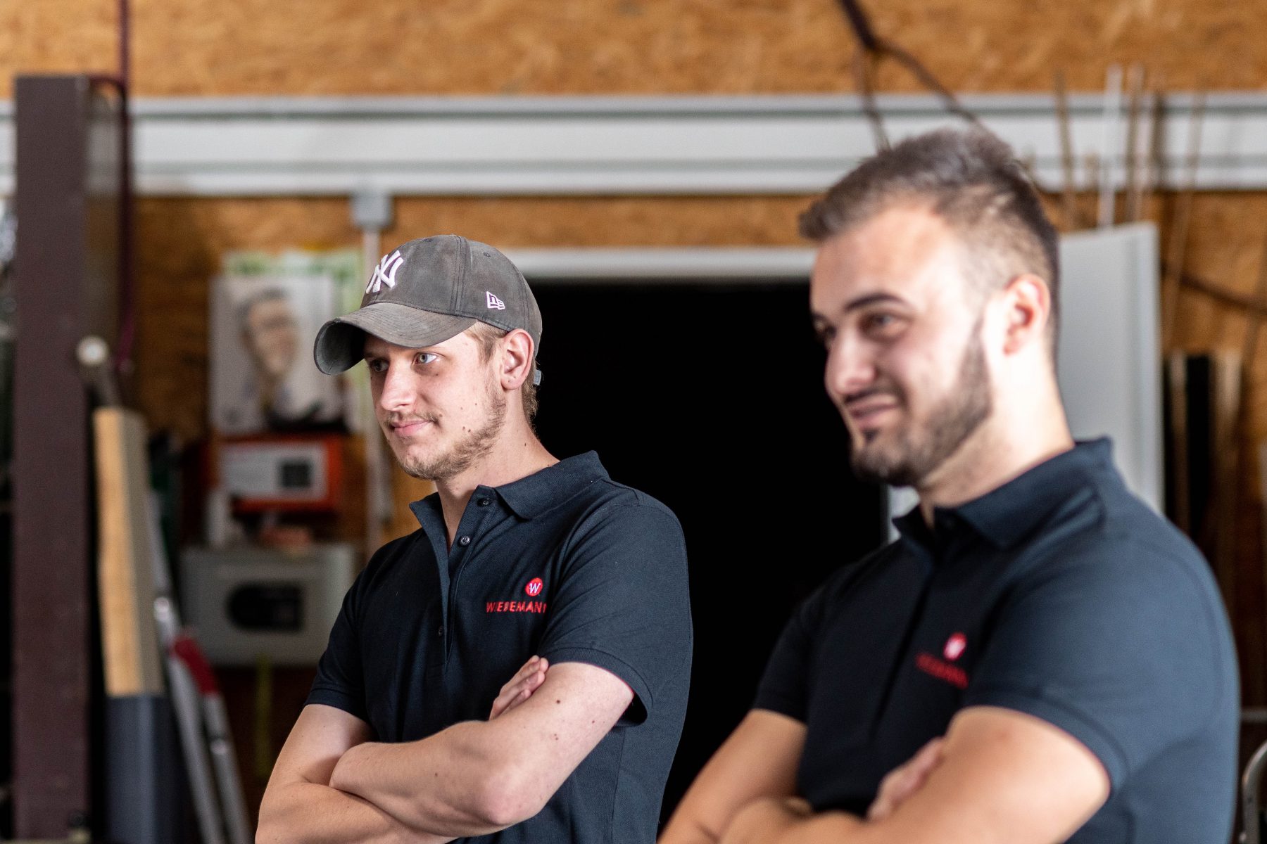 Das Bild zeigt zwei junge Mitarbeiter der Firma Wiedemann 