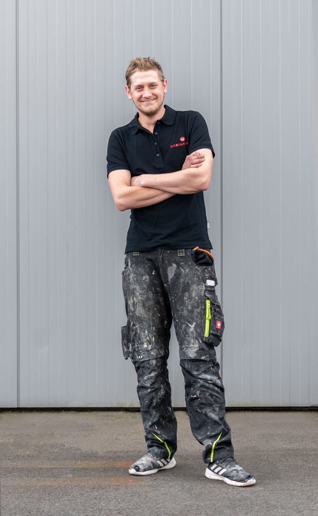 Das Bild zeigt ein Portrait eines freundlichen Mitarbeiters der Firma Wiedemann