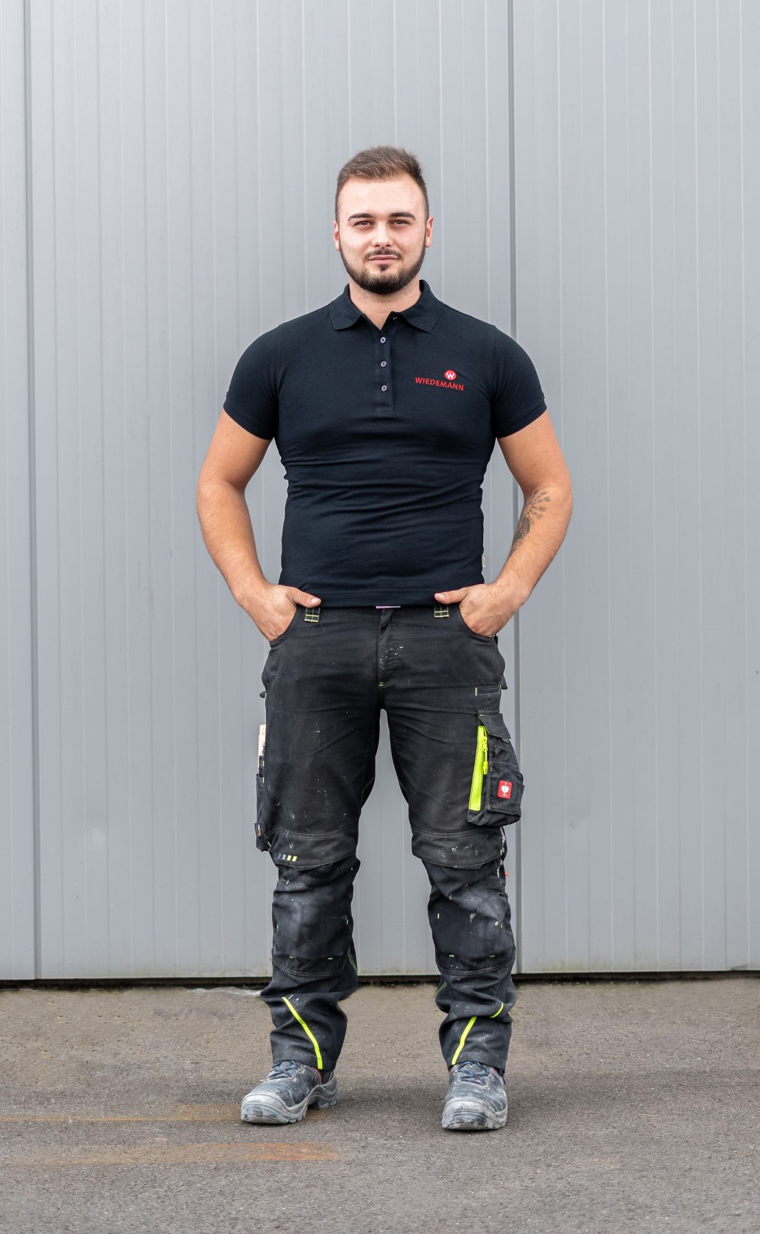 Das Bild zeigt ein Portrait eines freundlichen Mitarbeiters der Firma Wiedemann