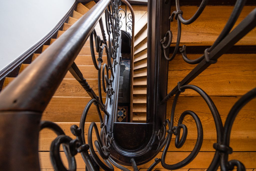 Das Bild zeigt das Treppenhaus der Firma Thees und Partner