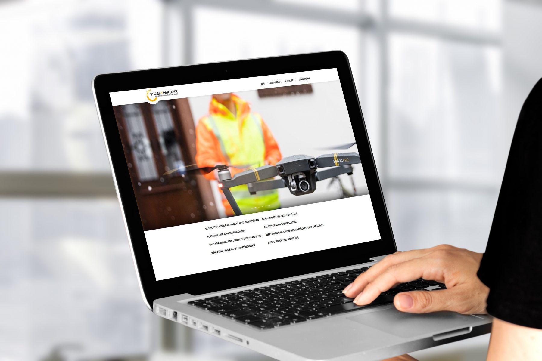 Das Bild zeigt eine Person am Laptop, die die Webseite von Thees und Partner aufruft.
