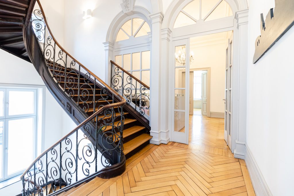 Das Bild zeigt den Flur des Büros von Thees und Partner in einem schönen Altbau