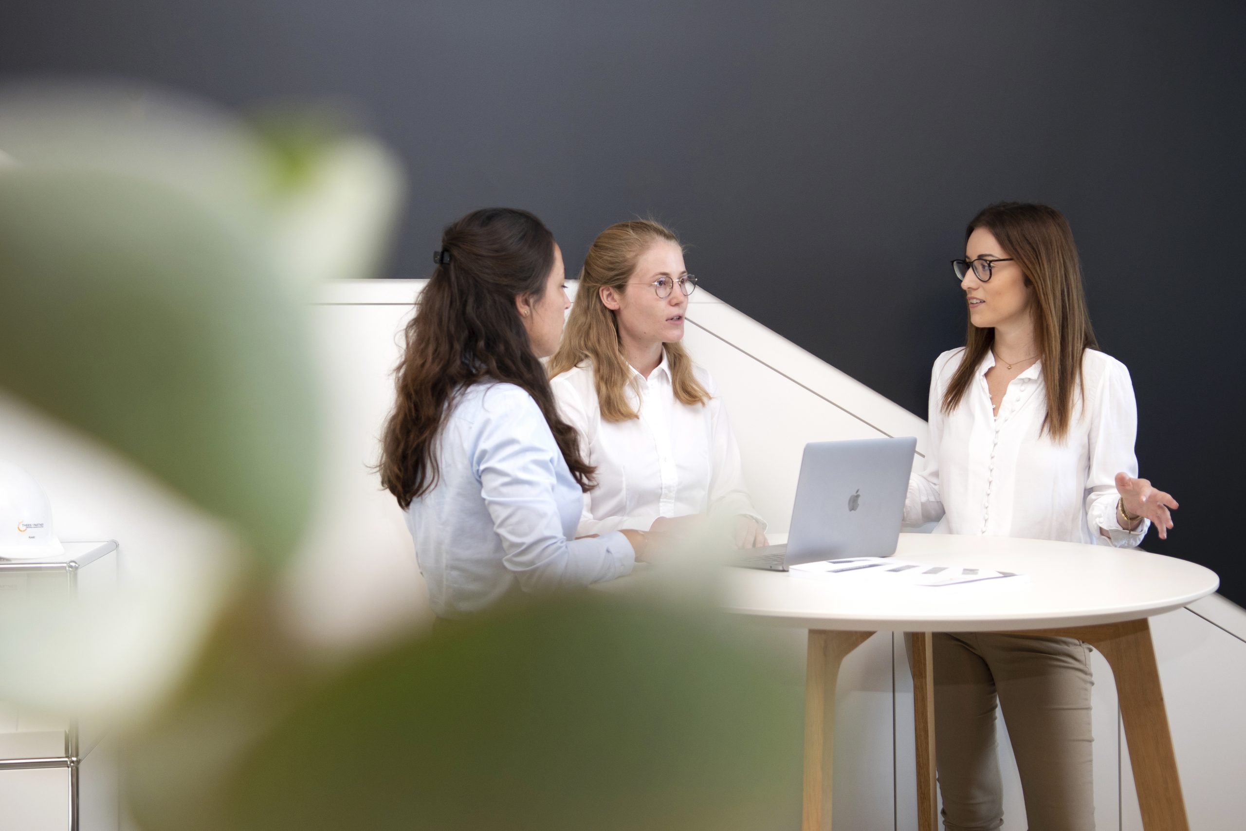 Das Bild zeigt Mitarbeiterinnen der Firma Thees und Partner im Gespräch