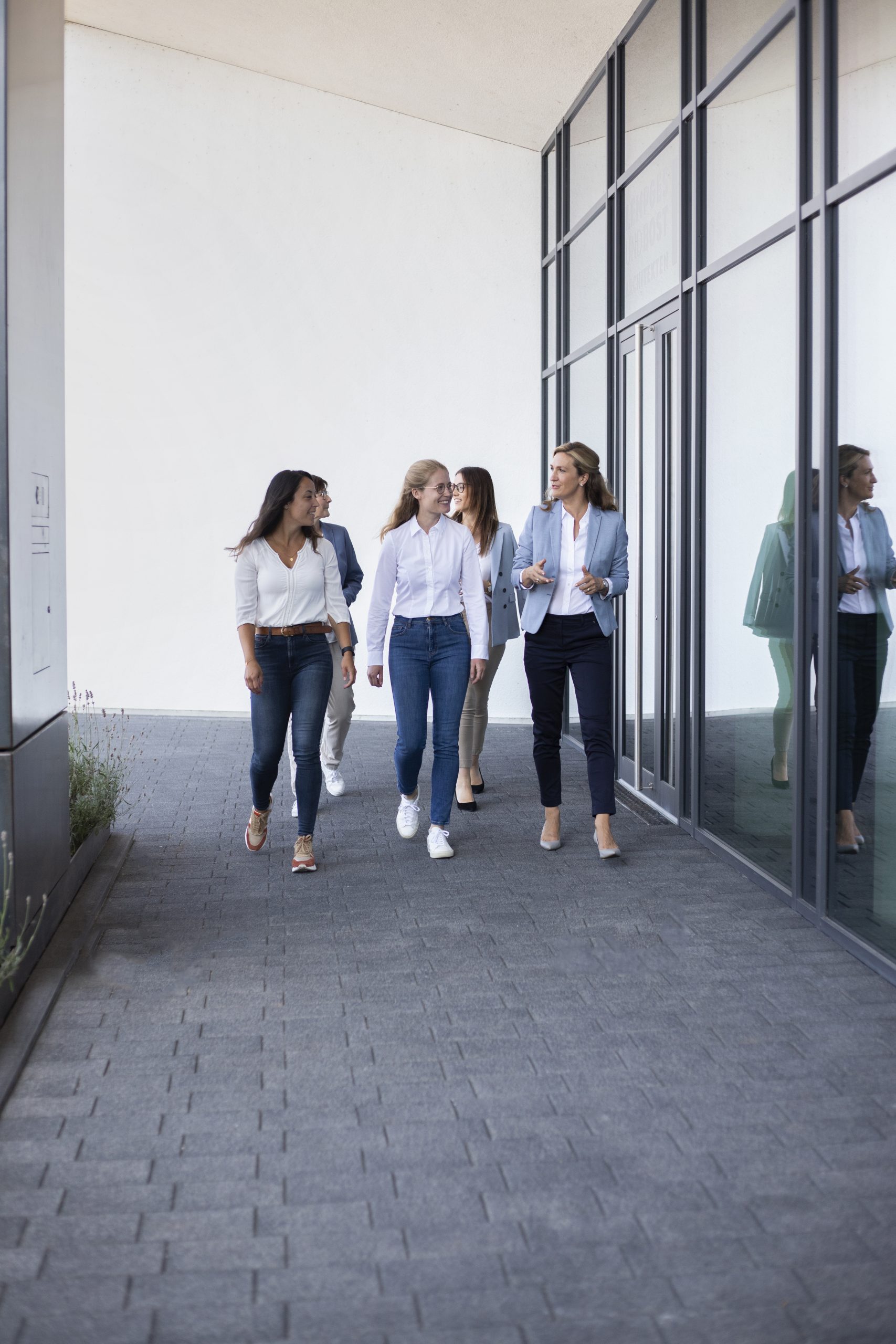 Das Bild zeigt Mitarbeiterinnen der Firma Thees und Partner bei einem Spaziergang um das Firmengelände