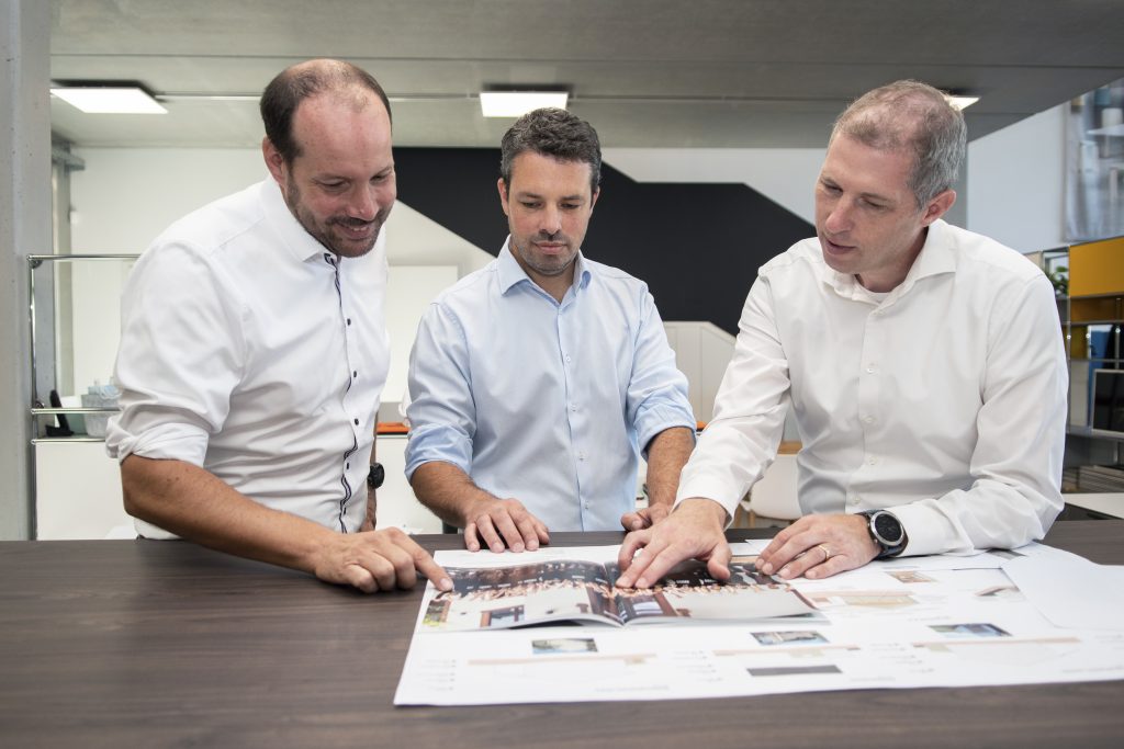 Das Bild zeigt die drei Partner der Firma Thees und Partner im Gespräch