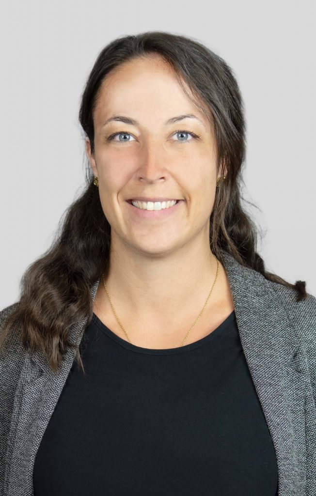 Das Bild zeigt ein Portrait einer freundlichen Mitarbeiterin der Firma Thees und Partner