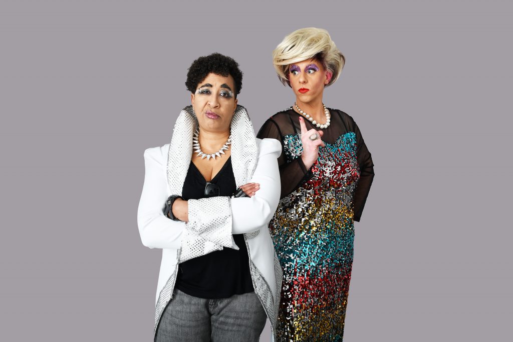 Bild zeigt zwei Personen, die eine Person guckt lässig, die andere Person streng.