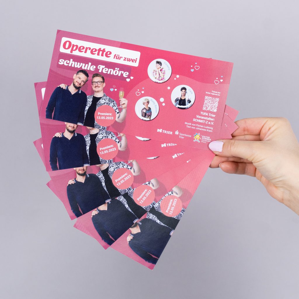 Bild zeigt eine Hand, die Flyer hält