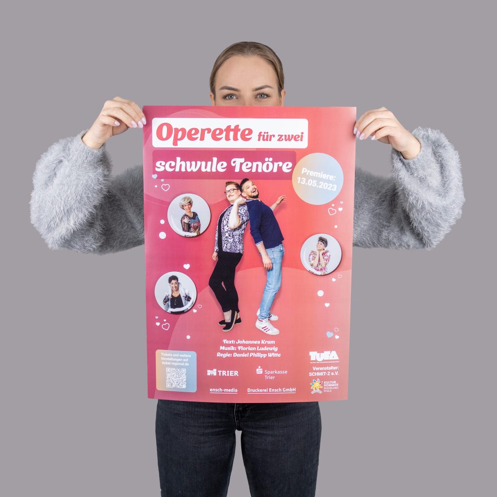 Bild zeigt eine Person, die ein Plakat hält