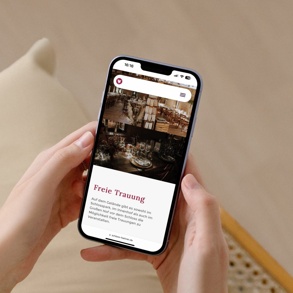 Ansicht der Website auf einem Smartphone das von zwei Händen gehalten wird