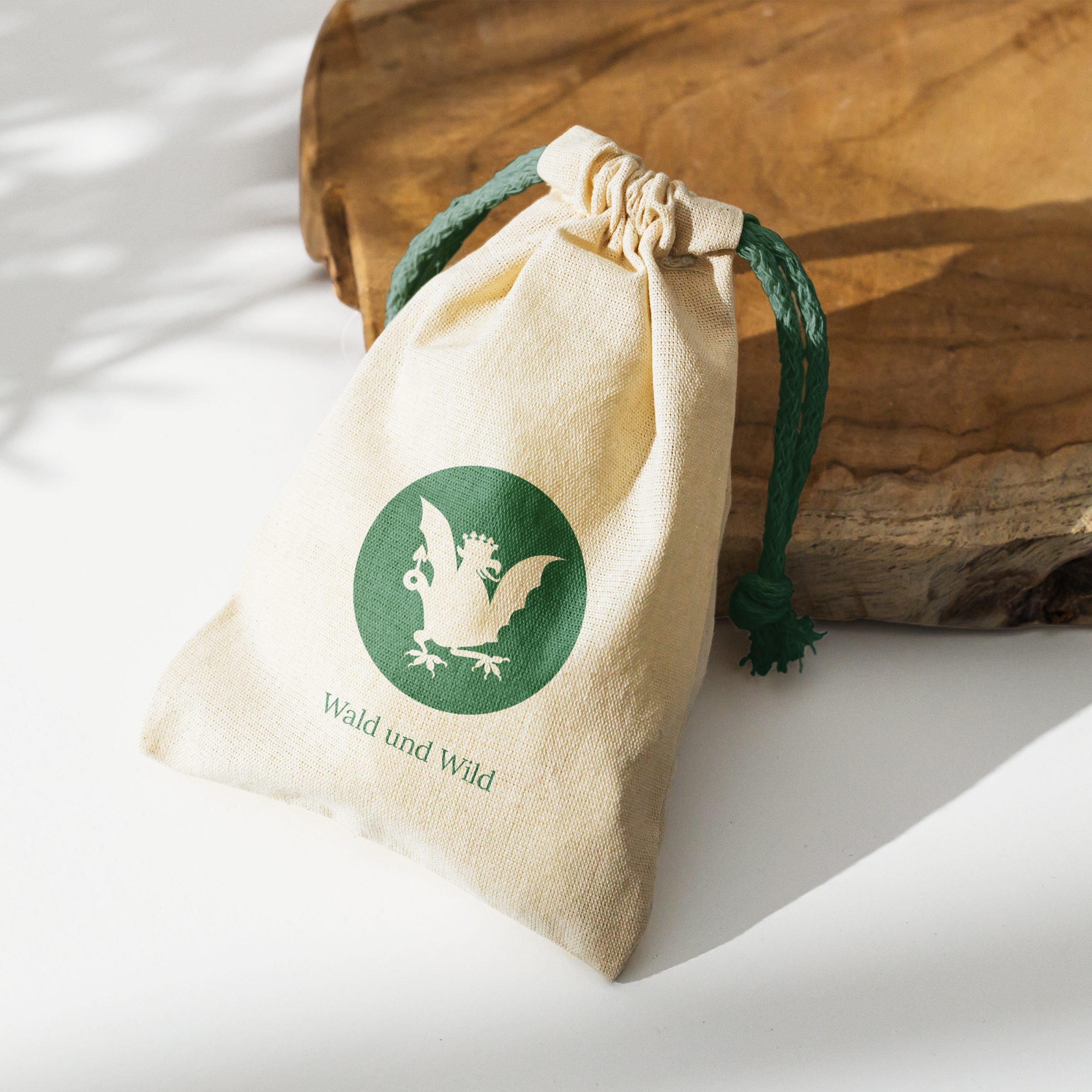 Beispiel-Anwendung des Logos auf einem Jute-Säckchen mit grüner Kordel