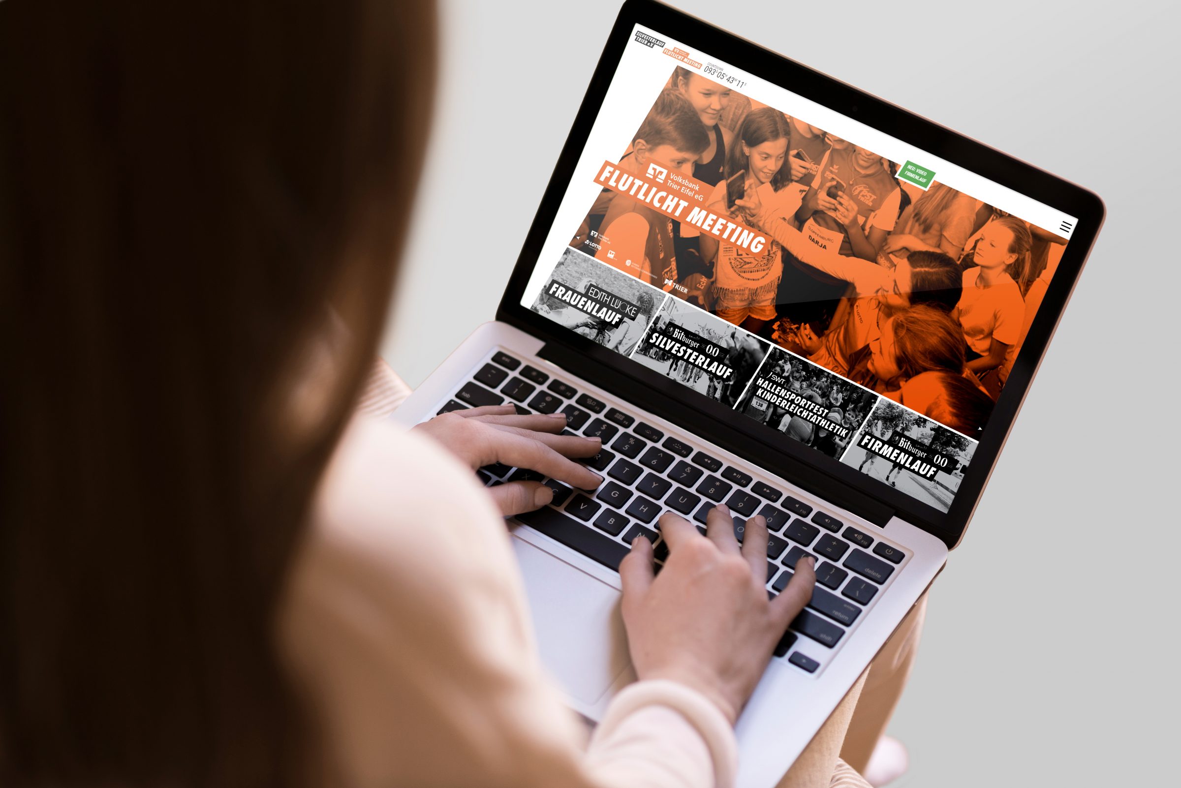 Die Startseite der Webseite des Volksbank Trier Eifel-Flutlichtmeetings, dargestellt auf einem Laptop.