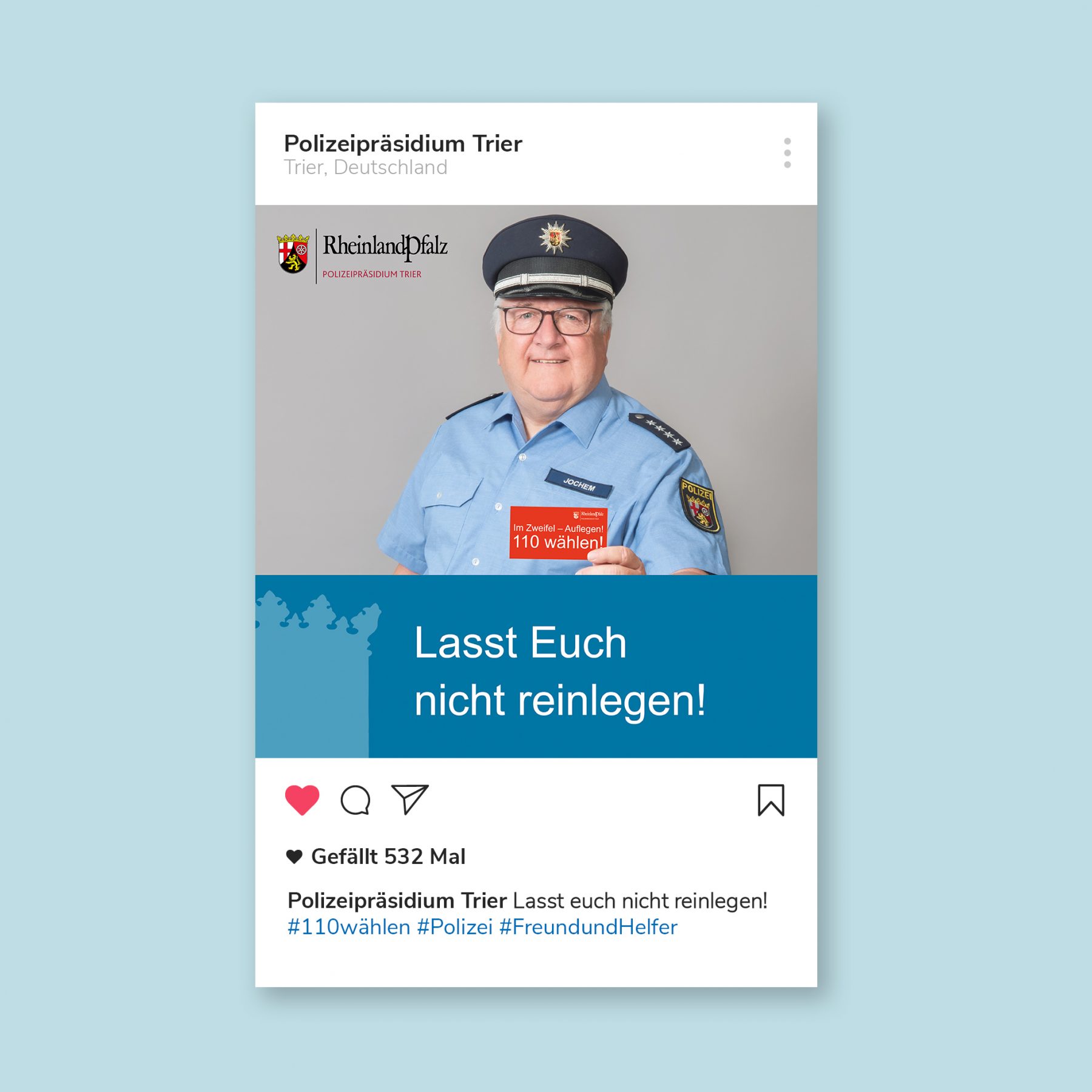 Instagram-Beitrag, der einen Polizisten abbildet, der eine Karte in die Kamera hält, auf der "Im Zweifelsfall 110 wählen" steht. Als Titel des Beitrags unter dem Foto steht "Lasst Euch nicht reinlegen!"